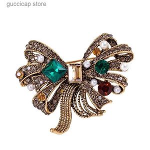 Pins Broches Barroco Court Style Bow Broche Retro Rhinestone Emerald Glass Gemstone Badge Mens e Womens Suit Dress Safety Pin Acessórios Y240329