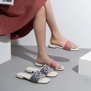 Designer Prads sandaler som bär en platt botten tjock hälsandal för kvinnor sommaren med broderade brev för P -familjen. Tofflor