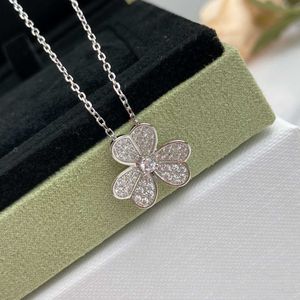 Designer Brand Van Precision S925 Pure Silver Clover Full Diamond Necklace Fashion Light Luxury Mångsidig kvinnors skystjärna Pendant Collar Chain