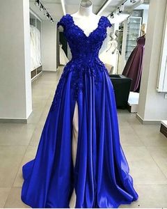 Ny Royal Blue Satin A Line High Split Prom Dresses V Neck Lace Appliques Pärled Plus Size African Black Girls Evening Party Gowns BC