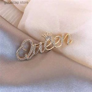 Pins Brooches Luxury Queen Brooch Women Fashion Clothing Jewelry Lady Name Letter Rhinestone Brooch For Women Wholesale Y240329