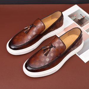 Mens Casual Shoes mode präglade läder män retro brittisk stil tofsar loafers mens slip-on utomhus körlägenheter 240329