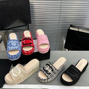 デザイナーの女性サンダル本物のCレターレザーレザーの太い靴靴豪華なブランド刺繍エッジスリッパファッション高品質の屋内カジュアルシューズ