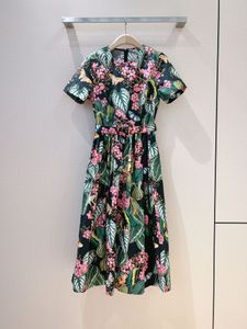 فستان منتج جديد في وقت مبكر من الربيع مع عناصر زهرية نابضة بالحياة وجذابة
