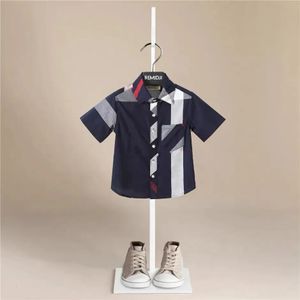 品質ファッションボーイズシャツ格子縞のストライプスタイルキッズシャツ子供コットン服ベイビーボーイ女の子短袖シャツトップ240314