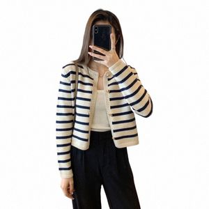 Koreansk FI -tröja Cardigan White Black Striped Sticked tröja Kvinnor 2023 Vinter Short Cardigan LG Sleeve Cardigan Female A6ye#