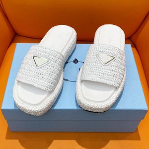 2024 Designer Platform Beach Slippers Sandaler för kvinnors modevävande övre fårskinn Inre foder Tjock Sole Rubber Flat Summer Ladies Casual Slides Shoes