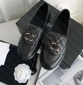Tasarımcı Loafers Kadınlar Elbise Ayakkabı Düz ​​Kapitone Loafers Düz Deri Ayakkabı Ccly Kadınlar için Lüks Kalın Topuklu Donanım Kış Siyah Ayakkabı Bej Ayakkabı