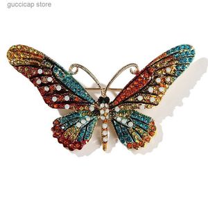 Pinki broszki kolorowe broszki motyli kryształowe metalowe szpilki szkliwa latającego owada broszka dla kobiet biżuteria biżuteria Prezenty Y240329