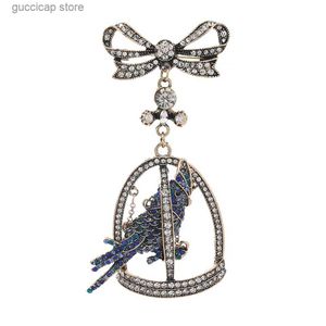 Pins Brooches Retro niche rhinestone parrot brooch heavy work bow tie brooch coat hollowed out birdcage brooch accessories Y240329