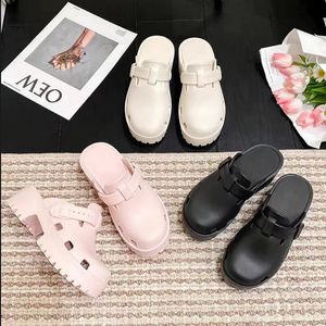 Summer Cave Slippers New Hollow Half Toe Protection Sandals för kvinnor Tjock Sole Anti Slip Extern Wear Holiday Beach Shoes