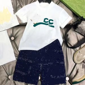 Roupas de bebê Camiseta Crianças Designer Set Kid Define Criança Roupas 2-14 Idades Menina Menino Camiseta Luxo Verão Shorts Manga Com Letras Jaqueta Clássica AAA