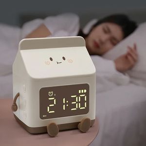 Söt Creative Milk Carton Electronic Alarm Clock för Students Girl Mini Timing Childrens Cartoon Bedroom Wake Up Table Clock 240326