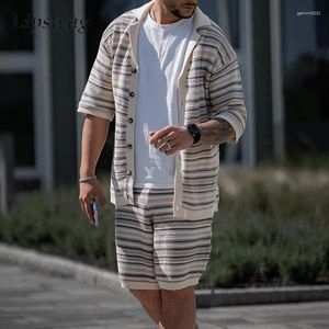 Herrspårar Fashion Mens Outfits Knickad rand virkning Klassisk tvåstycken Set Knit Kort ärm lyxshorts och skjortor Män passar