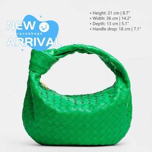 Botega Teen Jodie Bag Borsa a tracolla Teen in pelle intrecciata con morbida forma arrotondata Nodo caratteristico Altezza 21 cm Larghezza 36 cm Profondità 13 cm Altezza del manico 18 cm TNHU