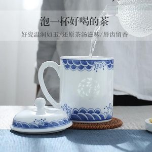 Set di stoviglie per la preparazione del tè in ceramica Jingdezhen Tazza da tè con coperchio Acqua per uso domestico in porcellana decorata con motivo a riso blu e bianco dipinto a mano