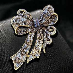 Pins broszki 1 PC Women Rhinestone Bowknot Brooch Alloy Retro Bow Corsage Akcesoria Y240329