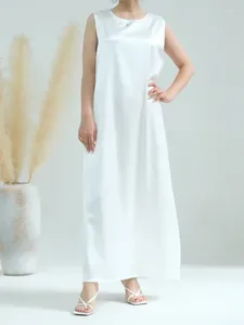 エスニック服の白いサテンアバヤの袖なしスリップインナードレスイスラム教