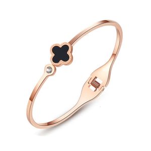 Colorless 18K Rose Gold Shell Clover Armband Kvinnors enkla och personliga titanstålarmband Klassiska tillbehör Partihandel