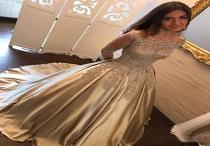 Inspiriert von Gold Spitze Ballkleid Abendkleider Günstige Illusion Lange Ärmel Applikation Schulterfrei Designer Satin Plissee Quincea5289451