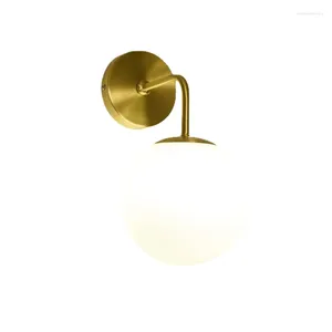 Vägglampa nordiska gyllene lampor med mjölkigt/klart specialglas rund boll sängplats i sovrummet