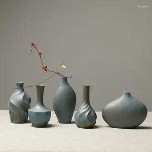Vasen, Zen-Bedeutung, grobe Keramik, Blumenwaren, Retro-Vasen-Arrangement, weiche Dekoration, Tischplatte