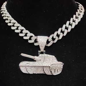 Naszyjniki wiszące mężczyźni Kobiety Hip Hop Tank Kształt Naszyjnik Nowość Oryginalność Prezenty Hiphop Zakręcony Bling Wisiorty Modna Biżuteria 230613