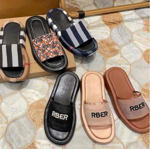 2024 New Slippers Sandals 여성 패션 레터 슬라이드 럭셔리 여름 여성 핫도스 플립 플랫 고무 장비 바닥 샌들 해변 디자이너 신발