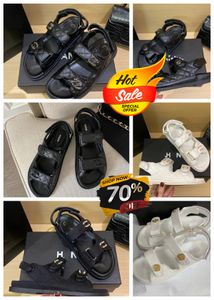 2024 Designer Sandaler Kvinnor Black Calfskin Shoes Quiltade Platform Flats Low Heel Wedge Diamond Buckle Slip On Ankle Strap Flip Flop