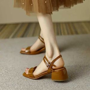 Sandálias Nova Moda Feminina Sapatos de Alta Qualidade Botão Duplo Salto Médio Sólido Tornozelo Strap Vestido H24032823DH
