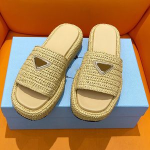 Moda couro tecido sandálias 2024 novo prad triângulo palha tecer chinelo sandália plataforma ráfias chinelos designer mulher verão salto plano praia chinelo sapatos