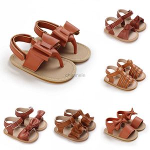 Sandaler 2023 sommar nya sandaler för baby flickor brun båge dekoration anti glid gummi mjuka sula plattskor pu första vandrare nyfödda 0-18m 240329