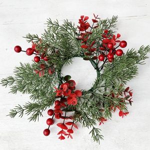 Kwiaty dekoracyjne 25 cm Bożego Narodzenia Symulowana czerwono -jagodowa sosna Need Wreath Candle Pierścienie Festiwal Święta Święta Święta świecznika