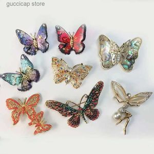 Pinos Broches Novo Design Design Acessórios para roupas femininos de moda de luxo Broche inserido Rhinester Resina Butterfly Pin atacado frete grátis Y240329