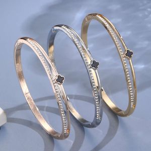 Bracciale con erba a quattro foglie dal temperamento personalizzato, design piccolo e popolare, stile leggero, semplice braccialetto alla moda artigianale