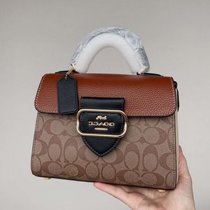 Designer-Luxushandtaschen werden zu einem günstigen Preis verkauft. Neue Handtasche von Olai, Morgan Tophandle, genietete One-Shoulder-Umhängetasche, klein, quadratisch