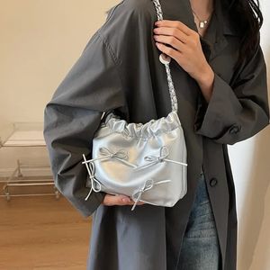 لطيف القوس بويه تصميم أكياس كروس للنساء Y2K النمط الفضي حقائب اليد الجلدية كبرس حقيبة المحافظ 240322