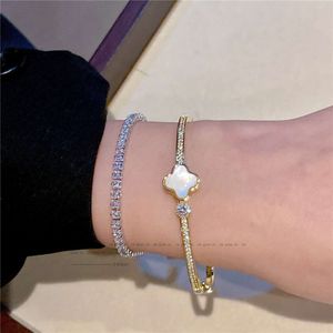 Kopparpläterade 18k guld fulla diamantarmband för kvinnor med fashionabel och lyxig designkänsla. Zirkonarmband är ett mångsidigt tillbehör