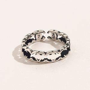 18k guldpläterad titanstål ringdesigner lyx justerbara ringar för kvinnor brev eleganta ringar par ringar trendiga semestergåva