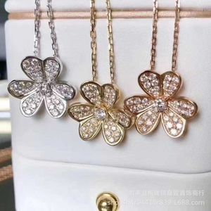 Designer Brand Van Lucky Full Diamond Clover Necklace Fashionable Fresh Cresatile Flower Pendant CLAVICLE CHAIN ​​POPULERA LIVE SOUNTACH Samma stil med logotyp