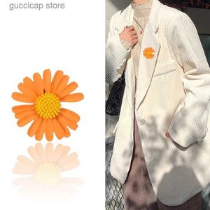 Pins Brooches Dmari Women Brooch Lapel Pin Korean Fashion Enamel Sunflowers Brooch Jewelry Office School Accessories For Clothing Y240329