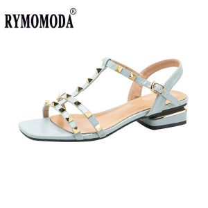 Stiefel flache Sandalen Frauen Sommer 2023 Mikrofaser Neue Mode Nieten dicke Low -Heel -Gladiatoren Sandalen Urlaubsgeschenkschuhe plus Größe 42 43