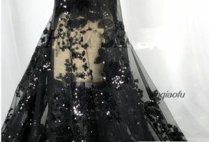 Tessuto Nuovo tessuto di pizzo ricamato a rete con fiori di pizzo nero con paillettes Tessuto di pizzo per abito da sposa