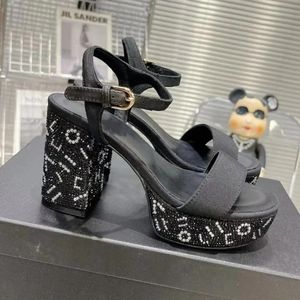 Sandals tacco di diamante decorazione dita dei piedi in pelle da donna designer di lusso tacchi da sera scarpe da festa 35-41