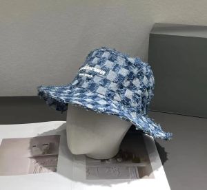 ワイドブリムハットバケツハットデザイナーメンズバケツハットフィットハット太陽がボンネットを防ぐデニムレタークラシック汎用帽子デザインラグジュアリーカップル旅行帽子