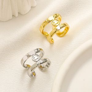 Anel de aço de titânio banhado a ouro 18K Designer de luxo anéis ajustáveis para mulheres anéis de letras estilo elegante anéis de casal noivado presente de feriado moderno