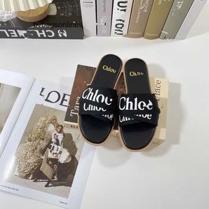 デザイナーのChlee Slippers 2024 New Womens Cross Vamp summer yor0の人工撮影とラバーカンパニースレッド