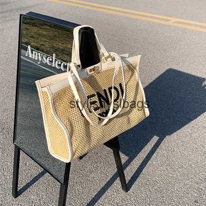 Totes Luxury Brand Womens Bag 2023 New Summer Beach Handväska stickad ihålig högkapacitet axelväska klassisk knapp gräspåse H240330