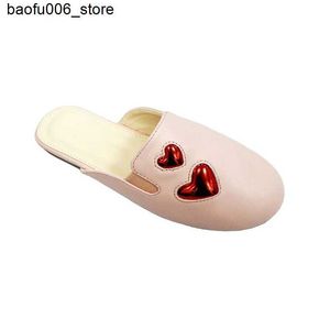 Sandals Girls wearing slippers for outdoor wear 2023 new summer fashion soft sole Western style childrens half cut sandals casual love Q240330