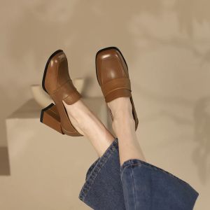 2023 Подличная кожаная кожаная новая весенняя женская обувь квадратная носка кусочка на каблуках высокие каблуки насосы женские туфли на каблуках женская черная обувь